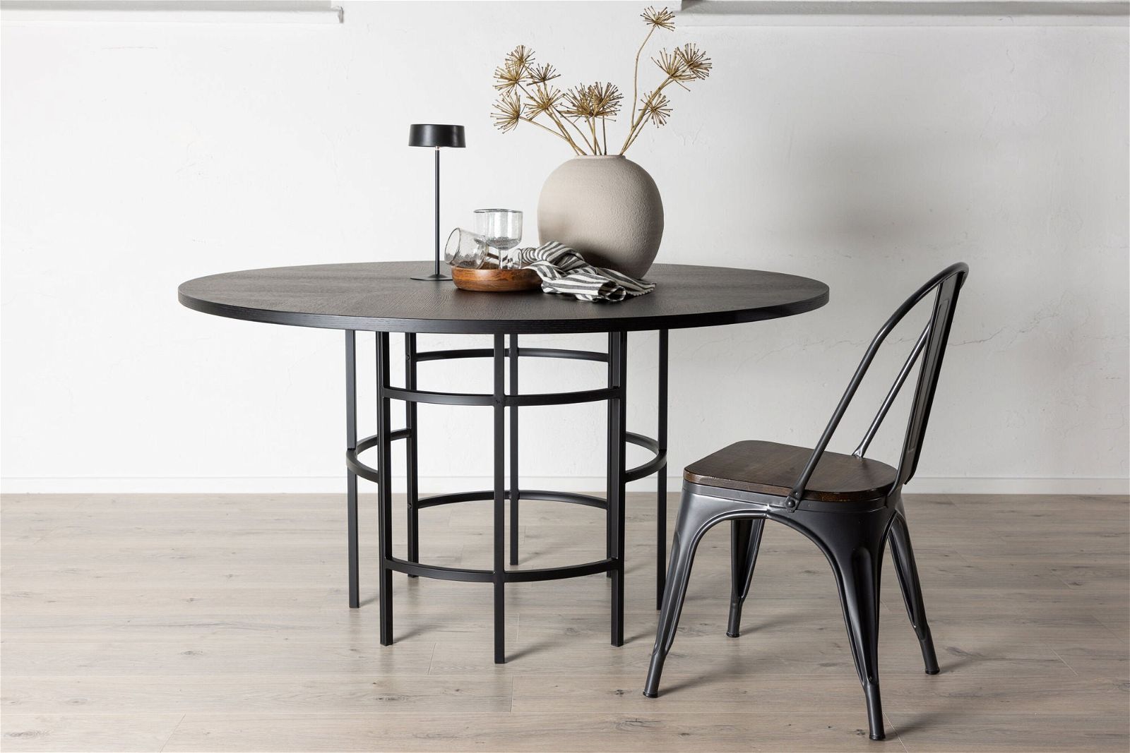 Copenhagen - Dining Table round - Black / Black - vivahabitat.com