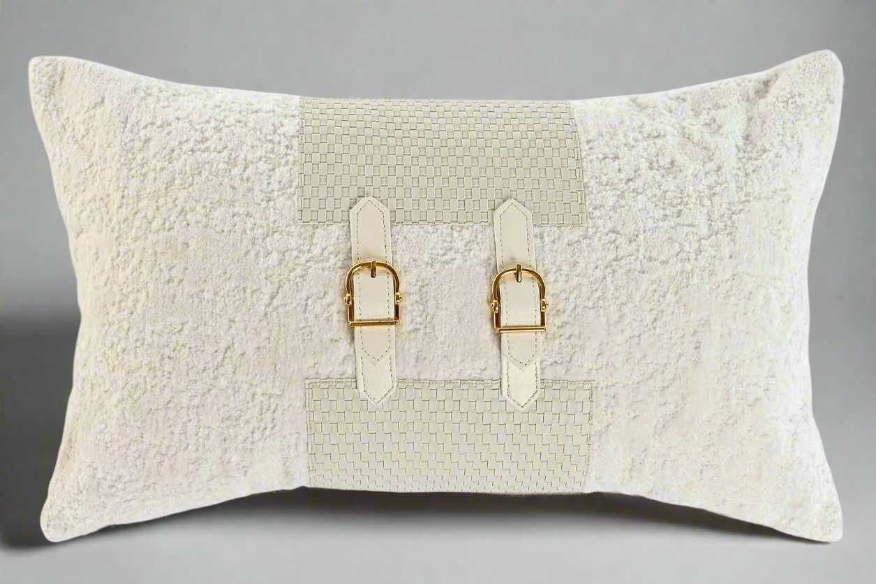 Buckle Cushion Teddy White - vivahabitat.com