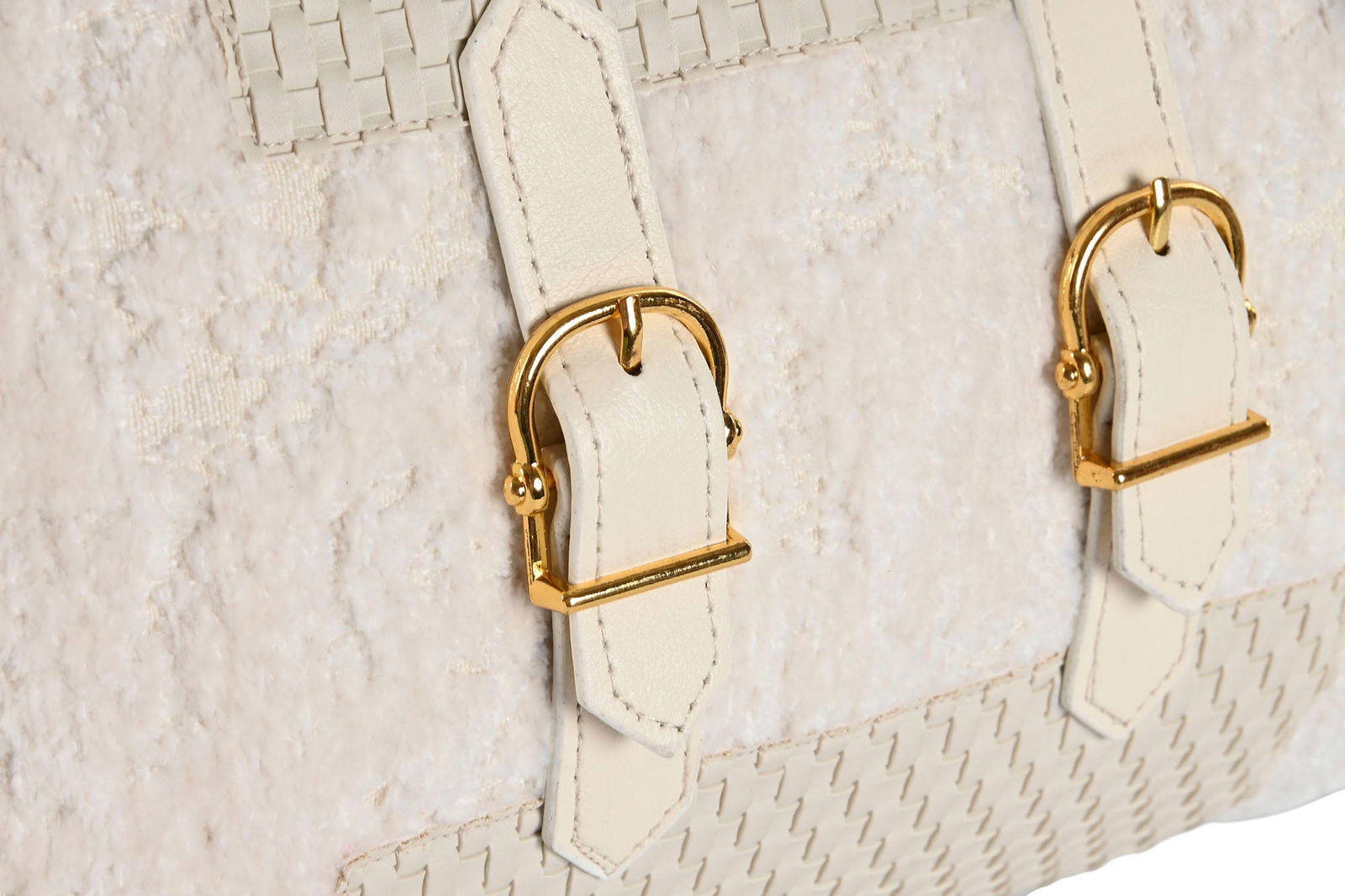 Buckle Cushion Teddy White - vivahabitat.com