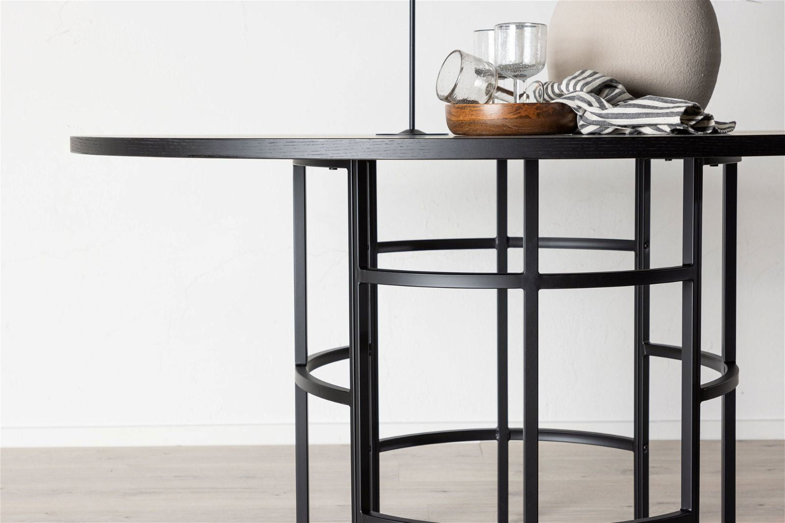 Copenhagen - Dining Table round - Black / Black - vivahabitat.com