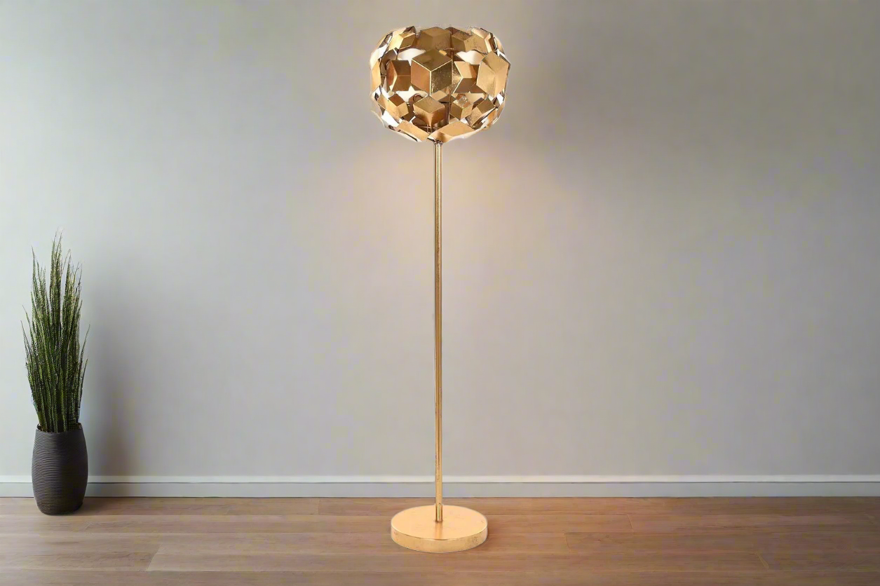 Geometric floor lamp in gold - vivahabitat.com