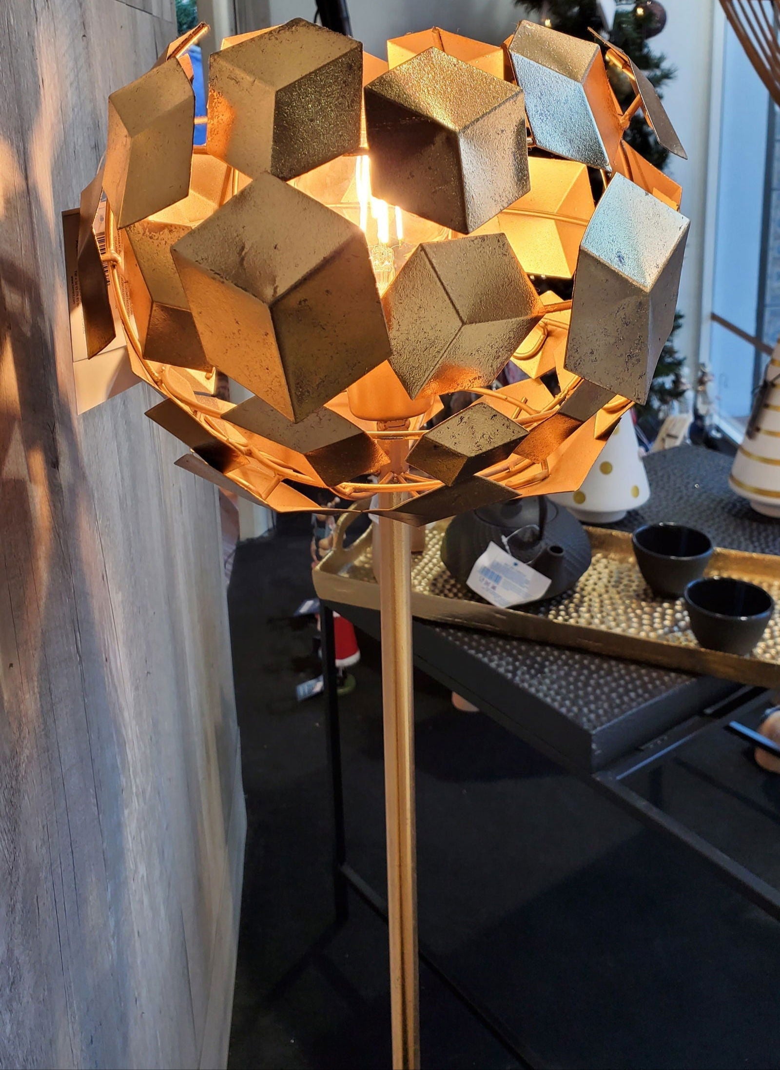 Geometric floor lamp in gold - vivahabitat.com