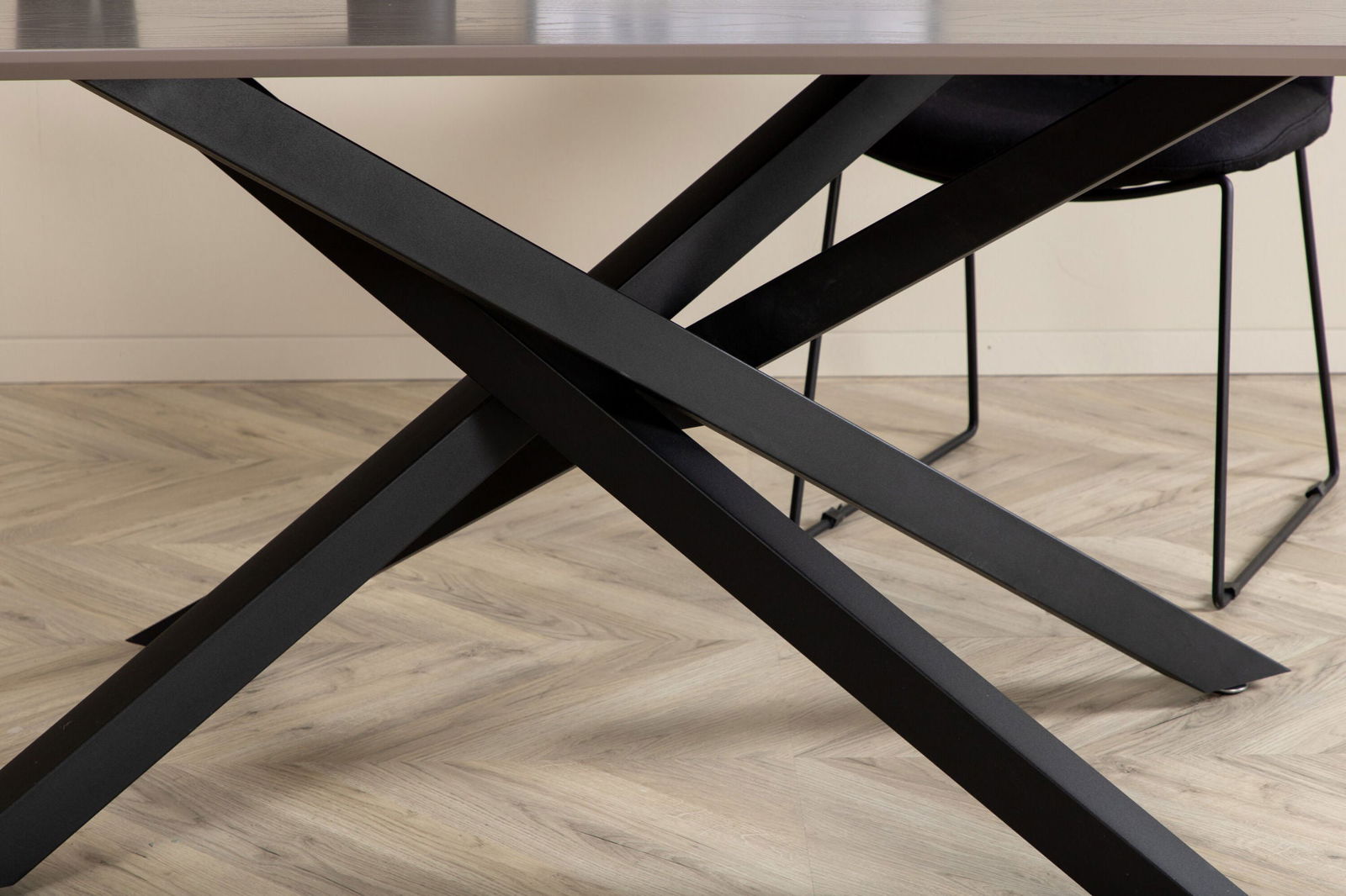 Venture Home Piazza Dining Table - Black / Grey Veneer - vivahabitat.com