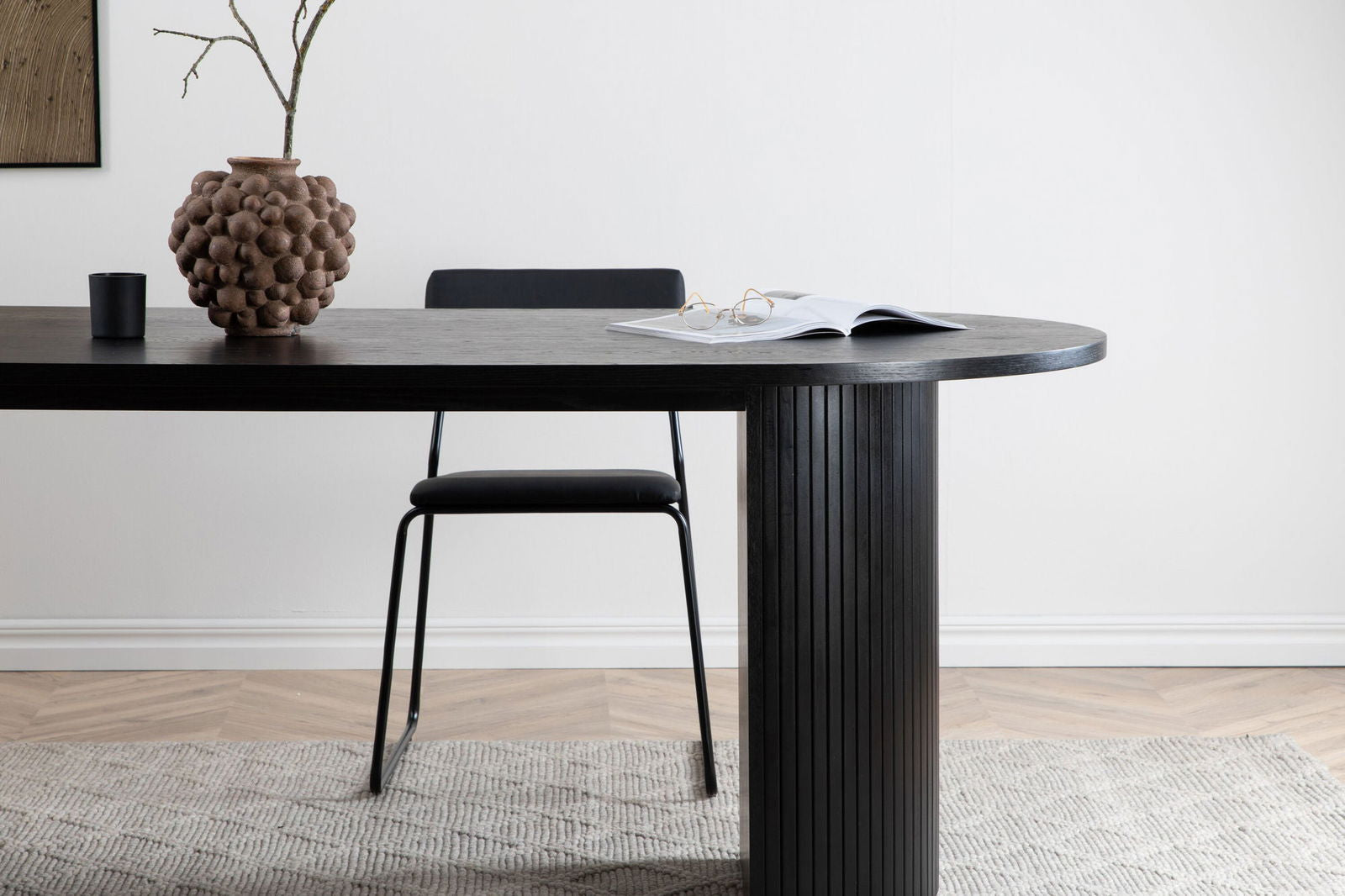 Venture Home Bianca Oval Dining Table - Black / Black Veneer - vivahabitat.com