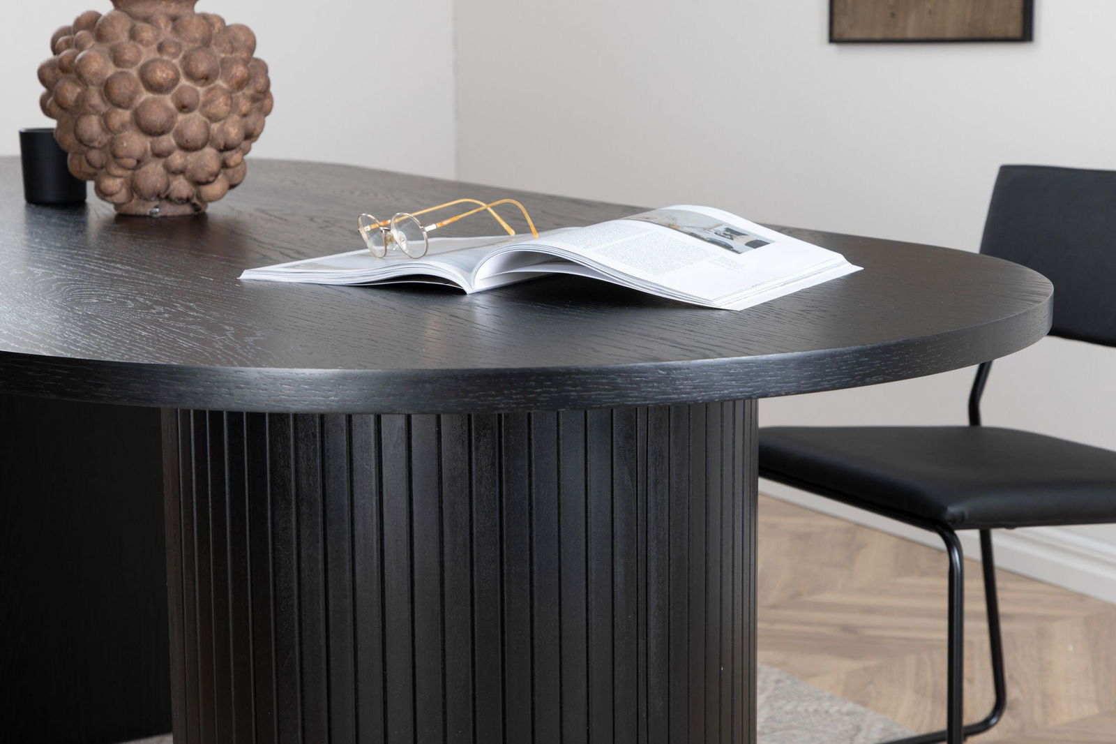 Venture Home Bianca Oval Dining Table - Black / Black Veneer - vivahabitat.com