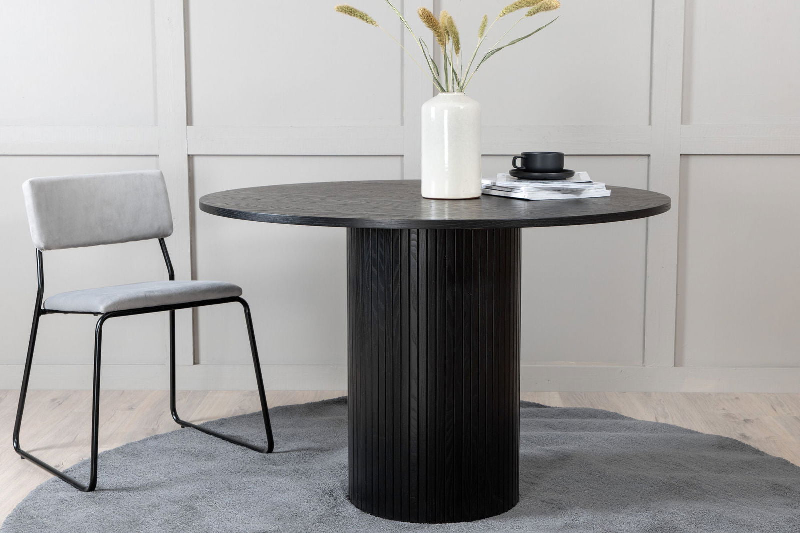 Venture Home Bianca Round Dining Table - Black / Black Veneer - vivahabitat.com