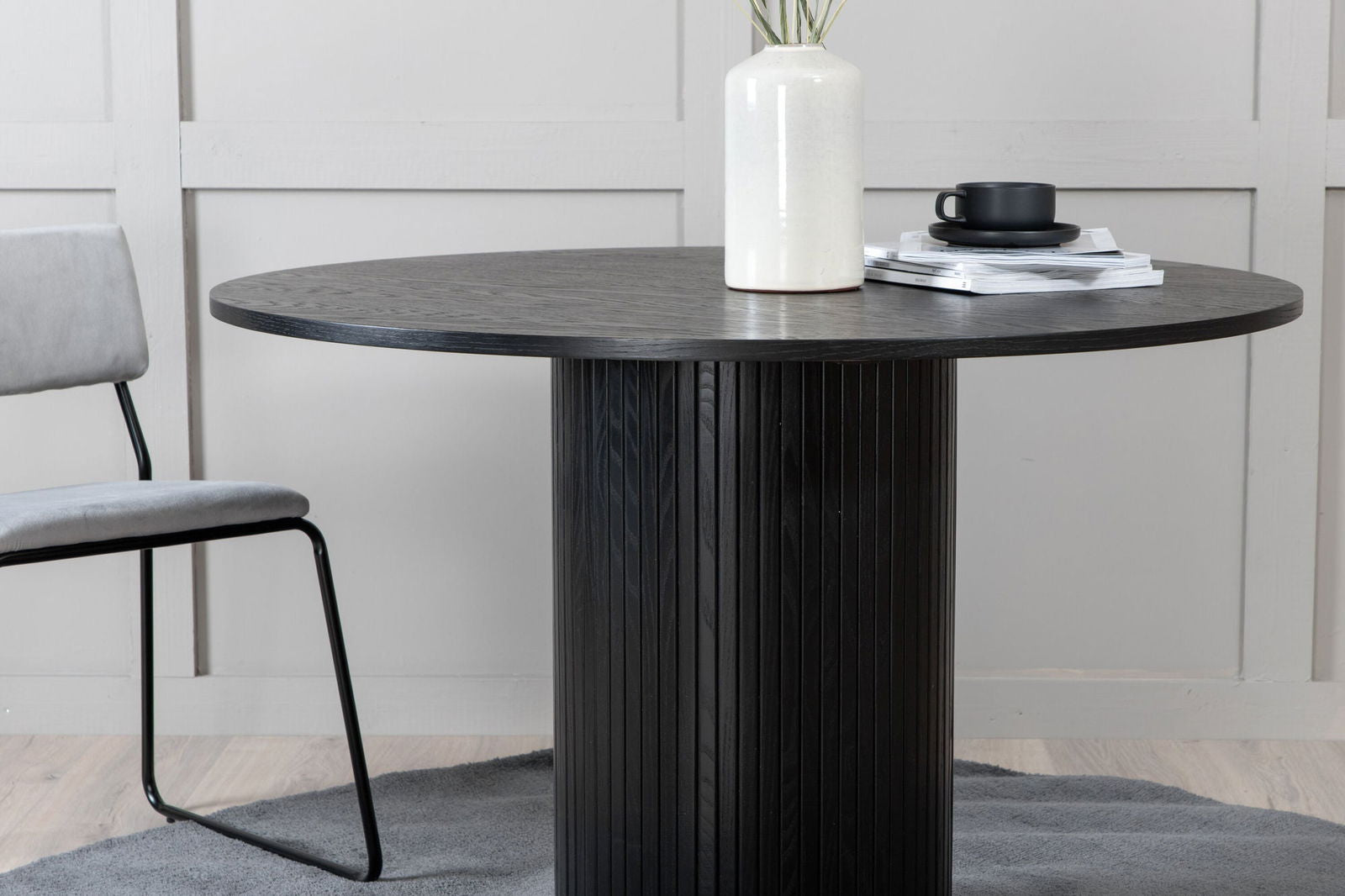 Venture Home Bianca Round Dining Table - Black / Black Veneer - vivahabitat.com