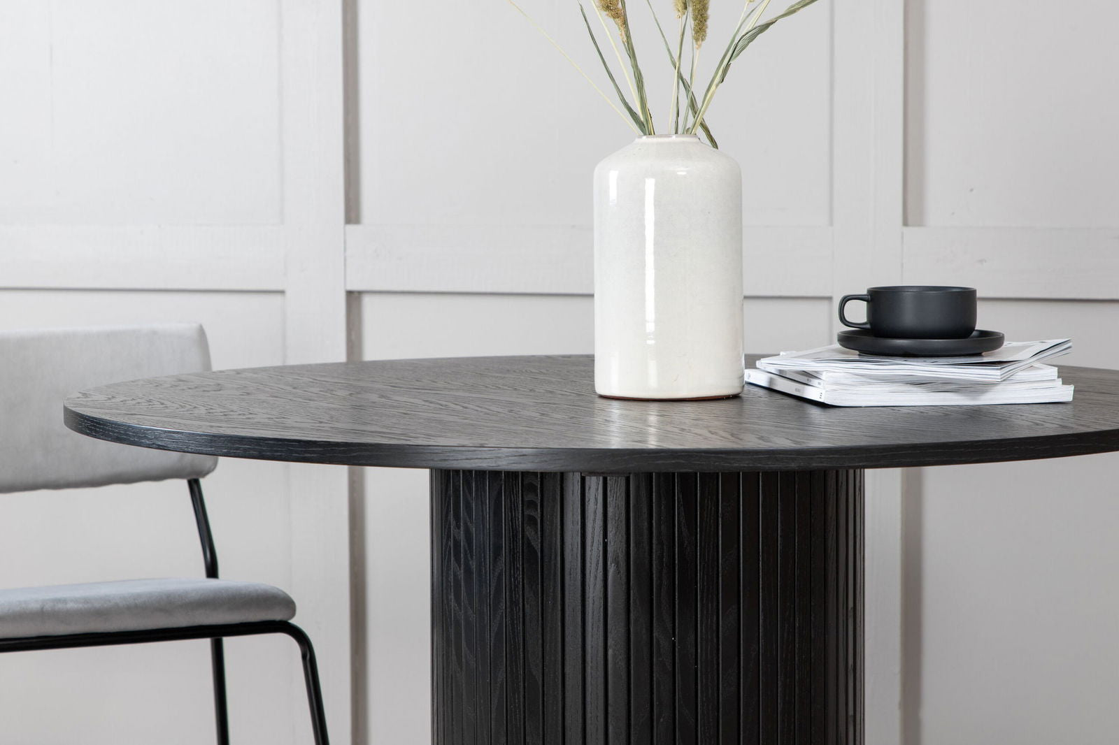 Venture Home Bianca Round Dining Table - Black / Black Veneer - vivahabitat.com