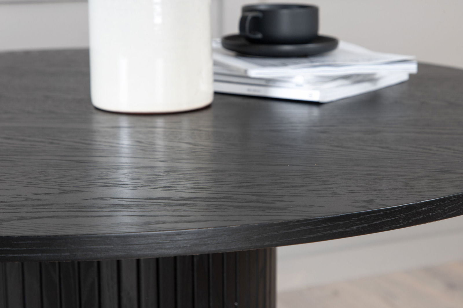 Venture Home Bianca Round Dining Table - Black / Black Veneer - vivahabitat.com