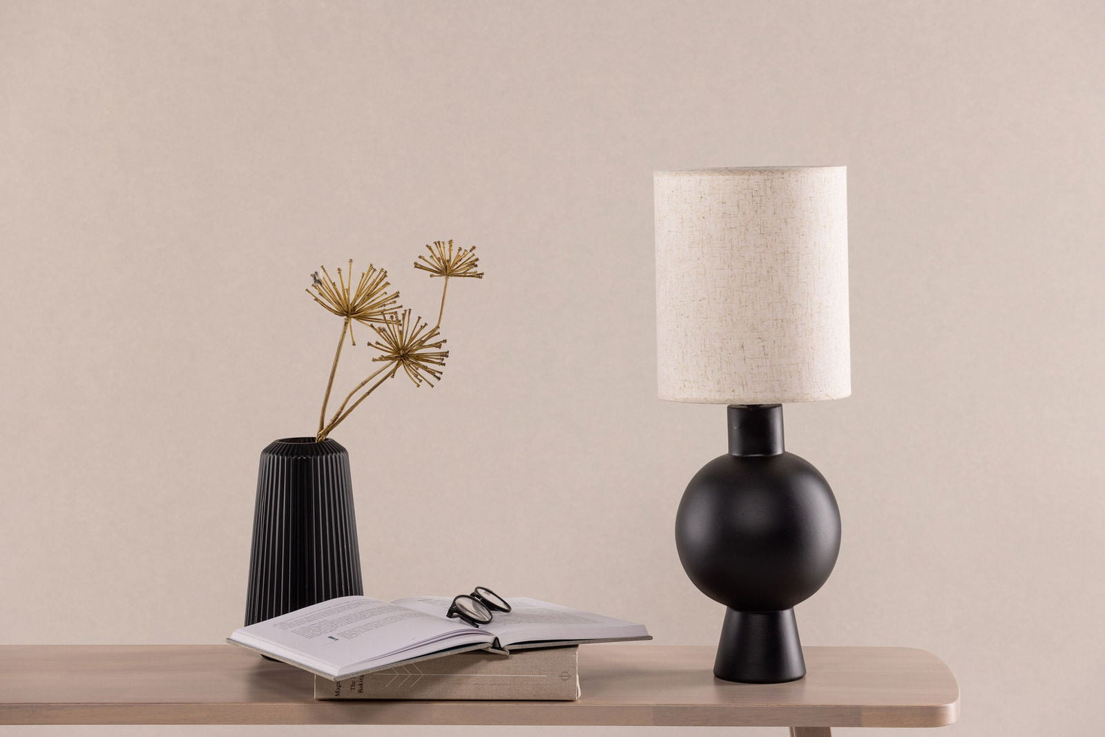 Vind Mysterna Table Lamp - Black / Fabric Beige - vivahabitat.com