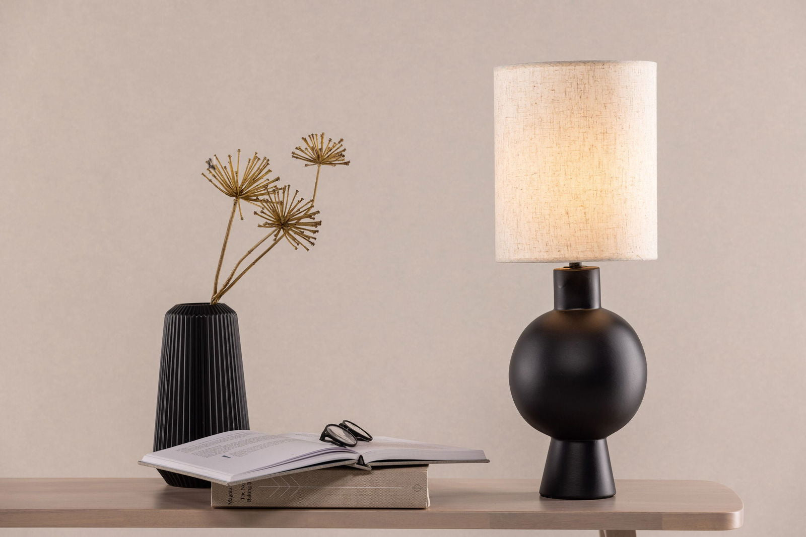 Vind Mysterna Table Lamp - Black / Fabric Beige - vivahabitat.com