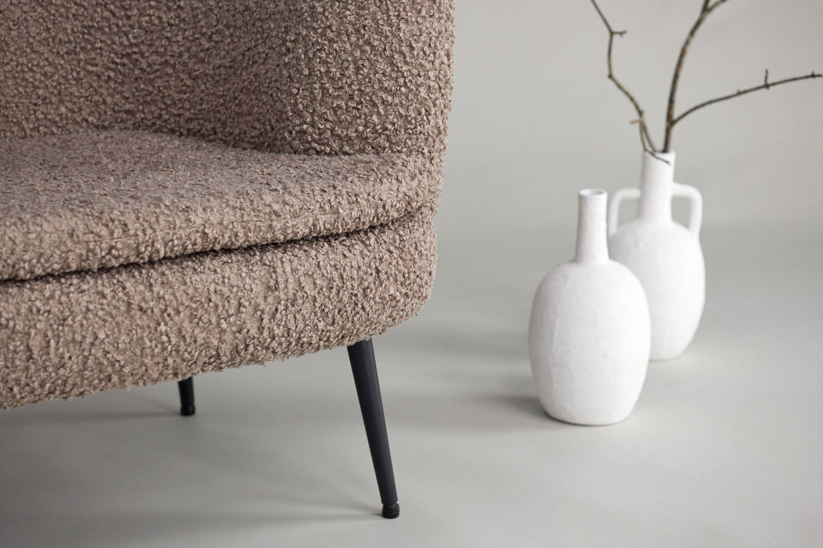 Vind Nordkoster Single Sofa - Matte Black / Dark Beige Teddy - vivahabitat.com