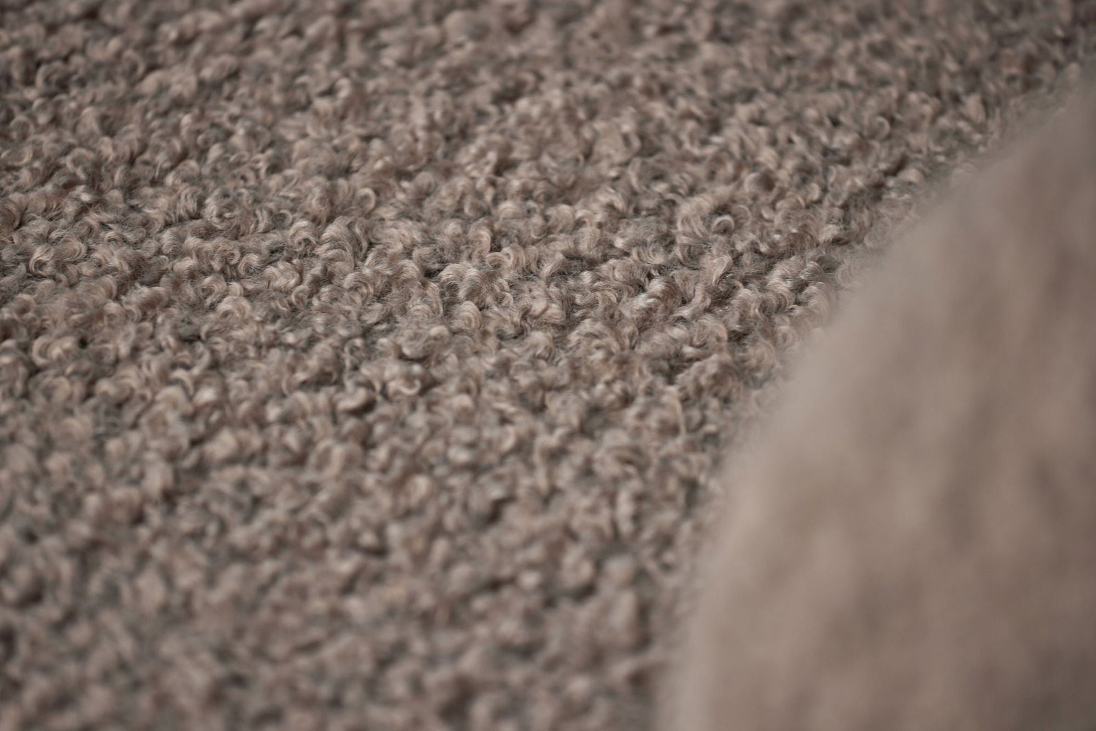 Vind Nordkoster Single Sofa - Matte Black / Dark Beige Teddy - vivahabitat.com