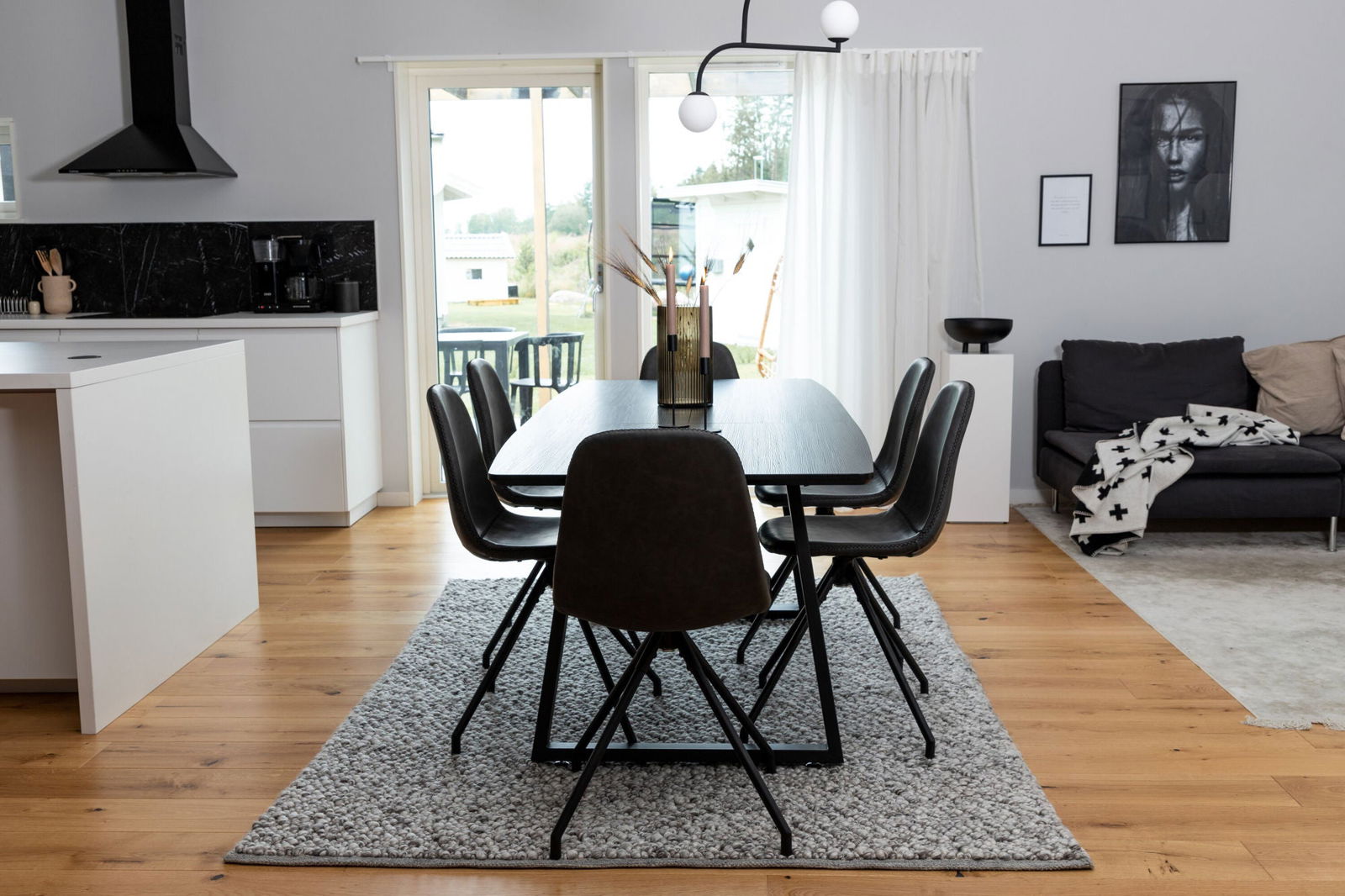 Venture Home Inca Extentiontable - Black top / black Legs+Polar Dining Chair with Spin funct - vivahabitat.com