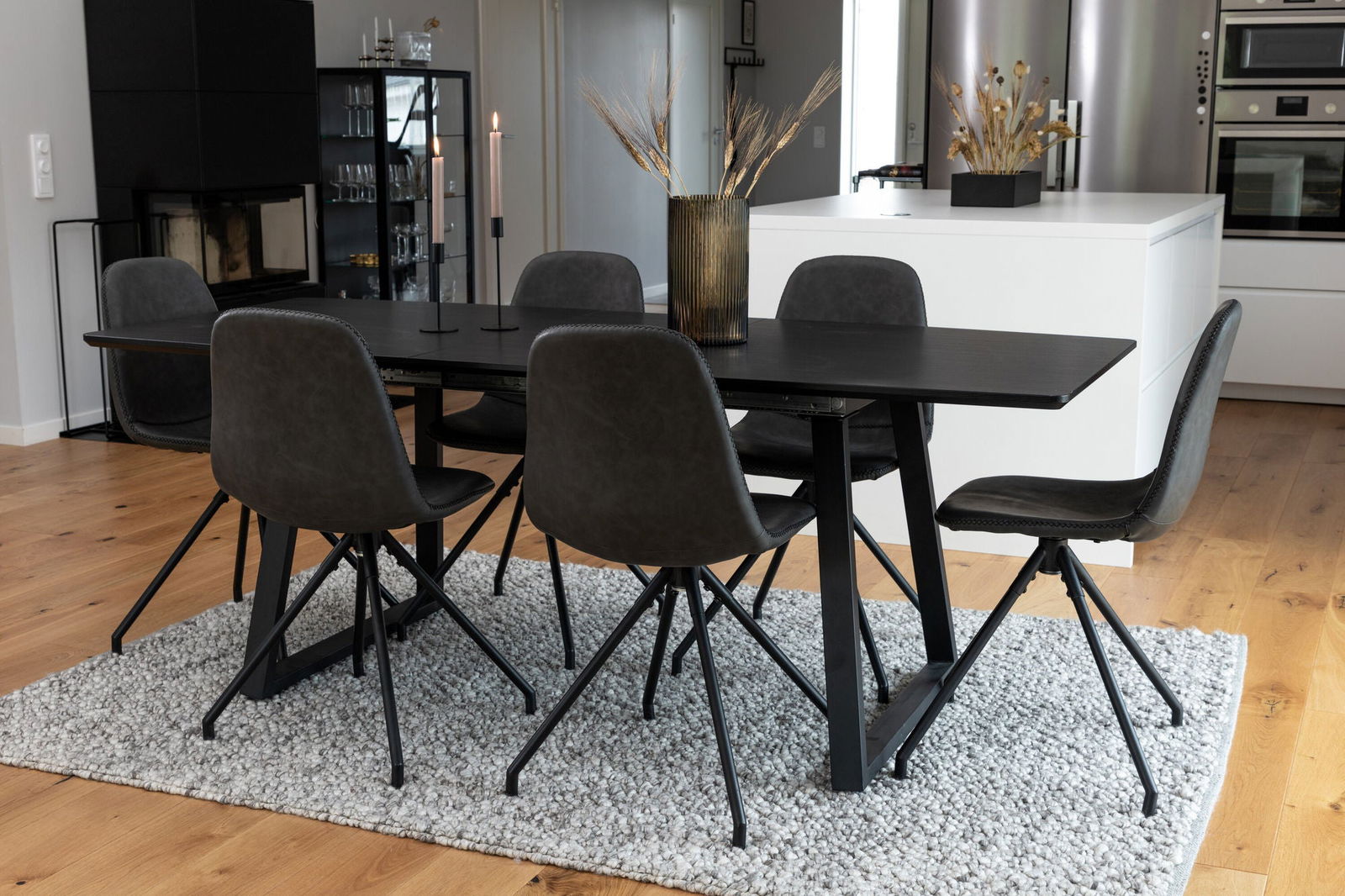 Venture Home Inca Extentiontable - Black top / black Legs+Polar Dining Chair with Spin funct - vivahabitat.com